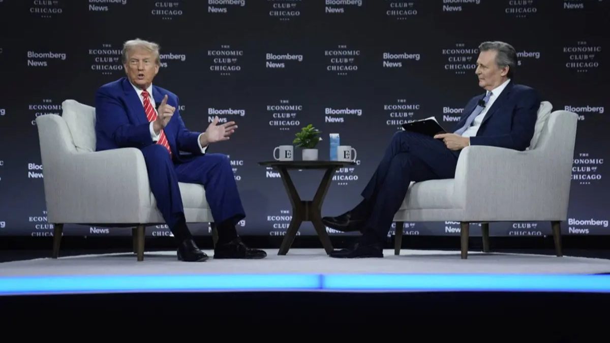 Donald Trump with Bloomberg Editor-in-Chief John Micklethwait at the Economic Club of Chicago forum
