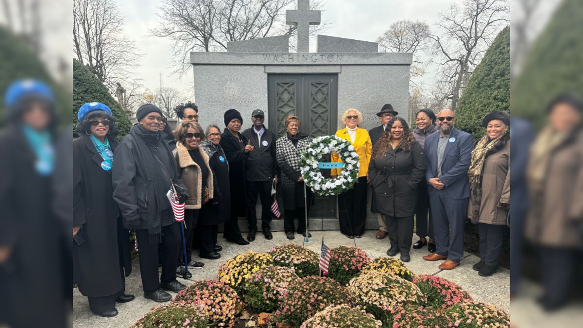 Members of the Mayor Harold Washington Legacy Committee with the wreath at the former mayor's gravesite.