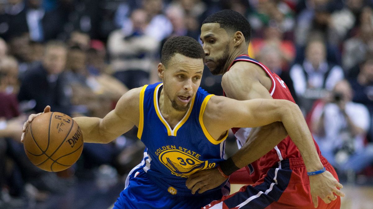 Stephen Curry of the Golden State Warriors against Garrett Temple of the Washington Wizards